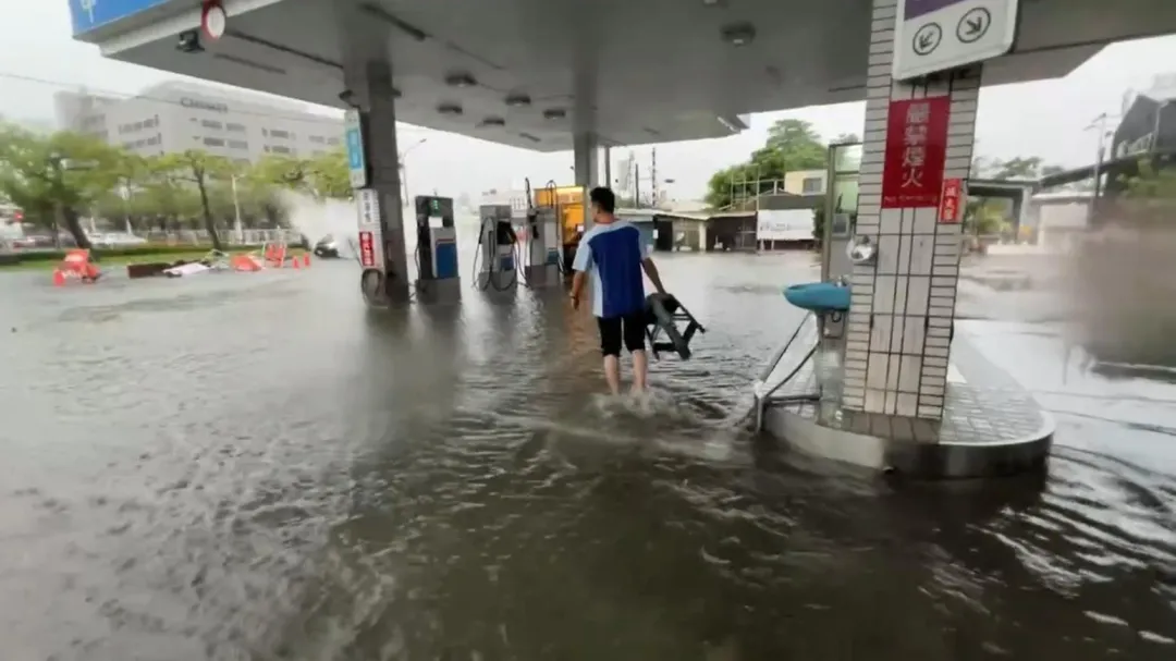 台南仁德一間加油站淹水。（圖／翻攝畫面）