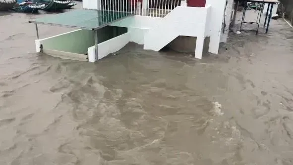屏東縣林邊鄉水利漁港因潮流及大潮期間，導致整個漁港被淹沒。（圖／翻攝畫面）
