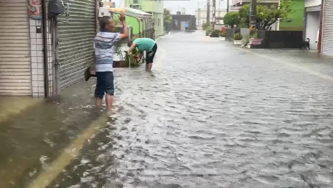 同為在靠海地區的屏東縣枋寮鄉居民也受到淹水影響。（圖／翻攝畫面）