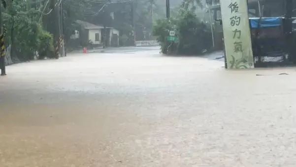 涼山瀑布前道路積水封閉。（圖／翻攝畫面）