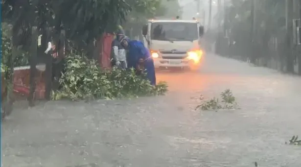 涼山瀑布前道路積水封閉。（圖／翻攝畫面）