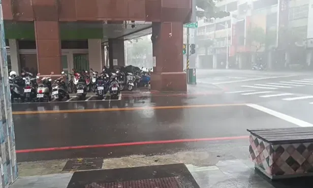 中南部今入夜後嚴防超大豪雨襲擊。(圖/翻攝自臉書)