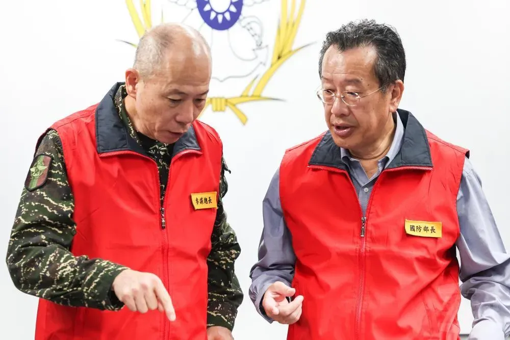 顧立雄部長、梅家樹總長參加颱風災防會議。(圖/軍聞社)