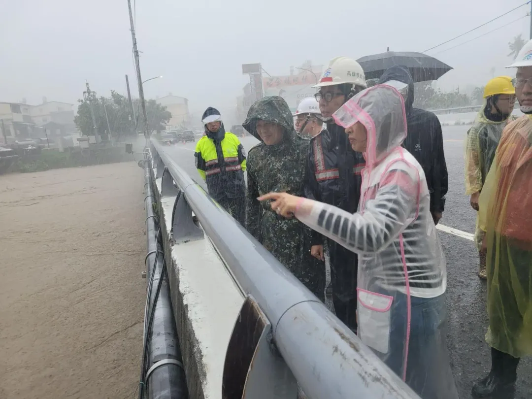 凱米颱風帶來強烈風雨,高雄市長陳其邁前往美濃勘察,了解當地受災情形。(圖/高雄市政府提供)