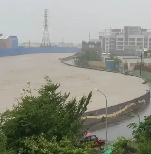 稍早岡山典寶溪水位達臨界點。(圖/翻攝畫面)