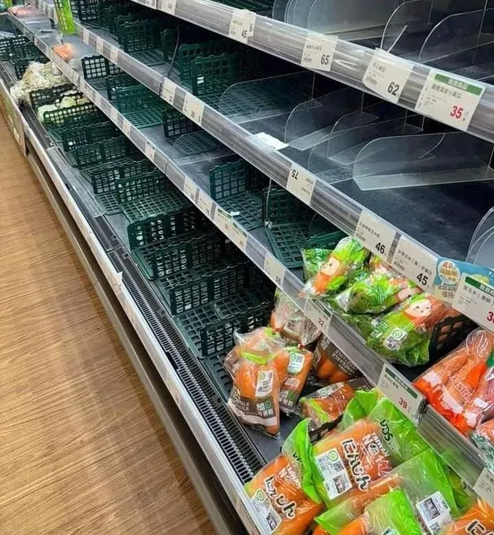 有網友發現蔬菜類的貨架上只剩紅蘿蔔還堆滿滿。(圖/翻攝自Facebook@●【爆廢公社公開版】●)