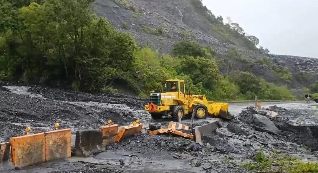 台7甲線及台8線多處坍方土石流導致道路中斷。（圖／翻攝畫面）