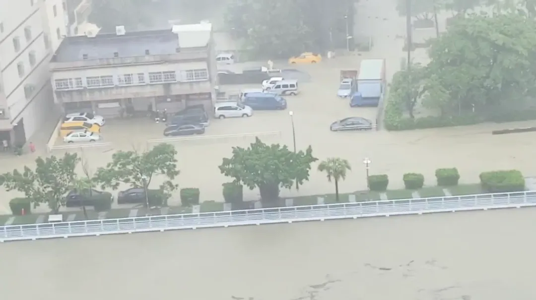 ，病媒蚊指數常在雨後1週上升，今年登革熱境外移入高於5年同期，打掃家園清除積水容器，也要留意天溝及屋後溝死角。（圖／資料庫）