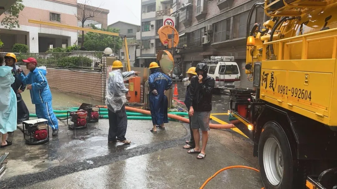 受到颱風淹水影響，台電人員搶修造成困難，目前仍有1萬7541戶仍在停電中。（圖／翻攝畫面）