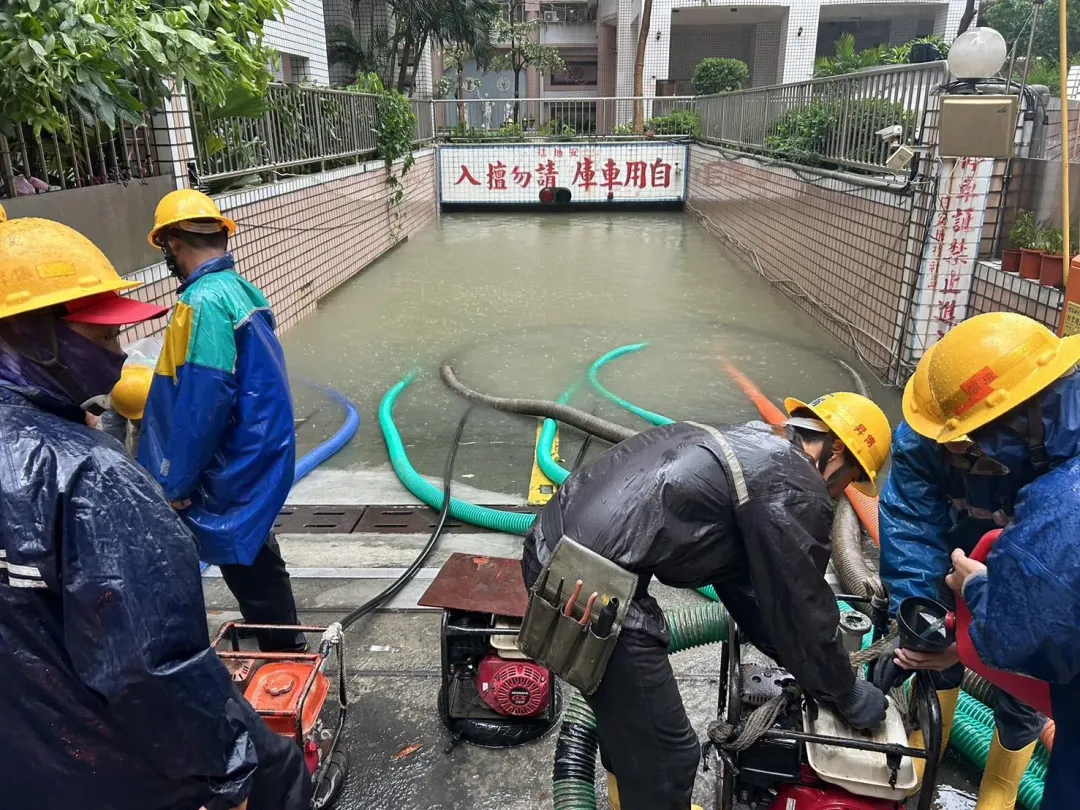 由於大樓地下室淹水,稍早有派抽水機協助,不過卻抽不出水,導致維修進度恐拉長一周時間。(圖/台電提供)