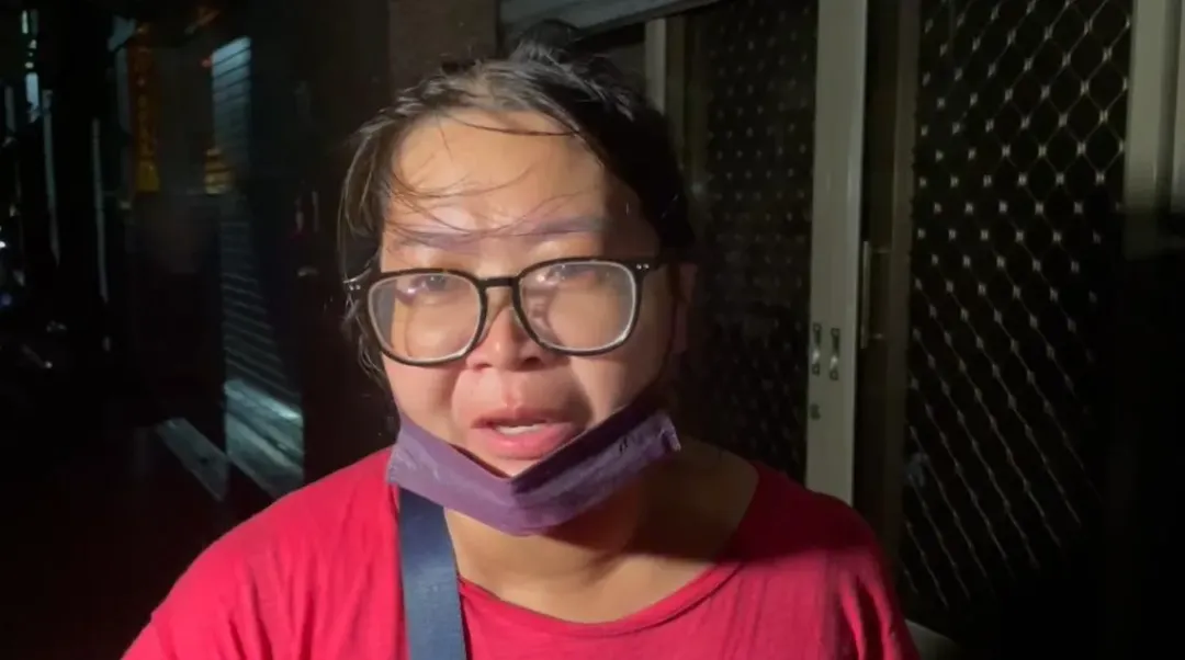 民眾淚崩控訴,大樓主委和管理人員相當不負責任,颱風前連沙包都沒有準備。(圖/中天新聞)