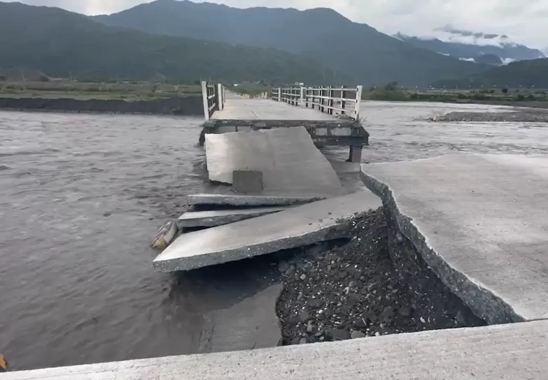 花蓮玉里鄉高寮大橋便道25日不敵凱米颱風大雨,路面被溪水硬生生沖斷。(圖/中天新聞)