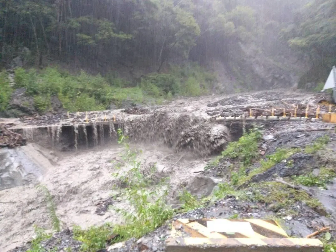 奧萬大腦寮溪便橋被大水沖過橋面。(圖/林業保育署南投分署提供)