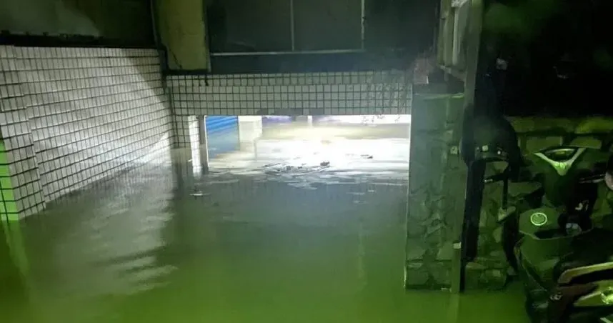 彰化鹿港有公寓地下停車場直接變滯洪池。(圖/翻攝自Threads)