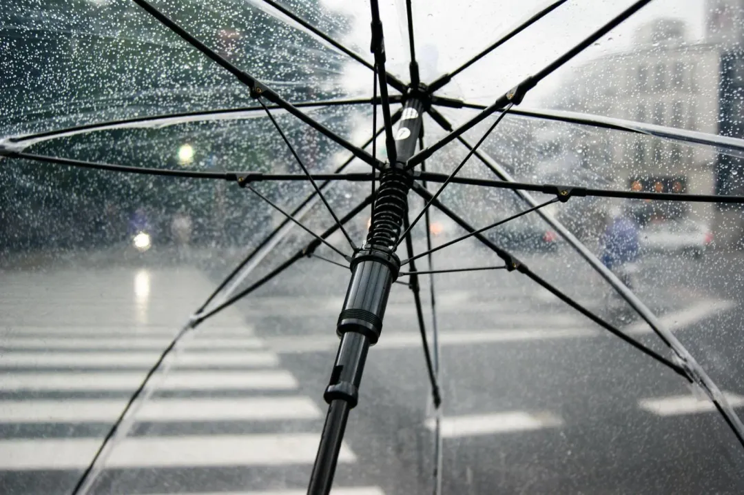 受颱風外圍環流及西南風影響,各地有局部短暫陣雨或雷雨。(圖/pexels)
