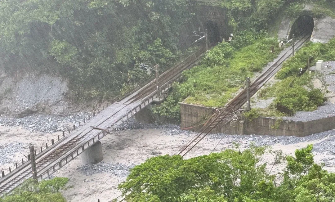 台鐵小清水溪橋西正線被沖毀,鋼軌懸空。(圖/翻攝畫面)
