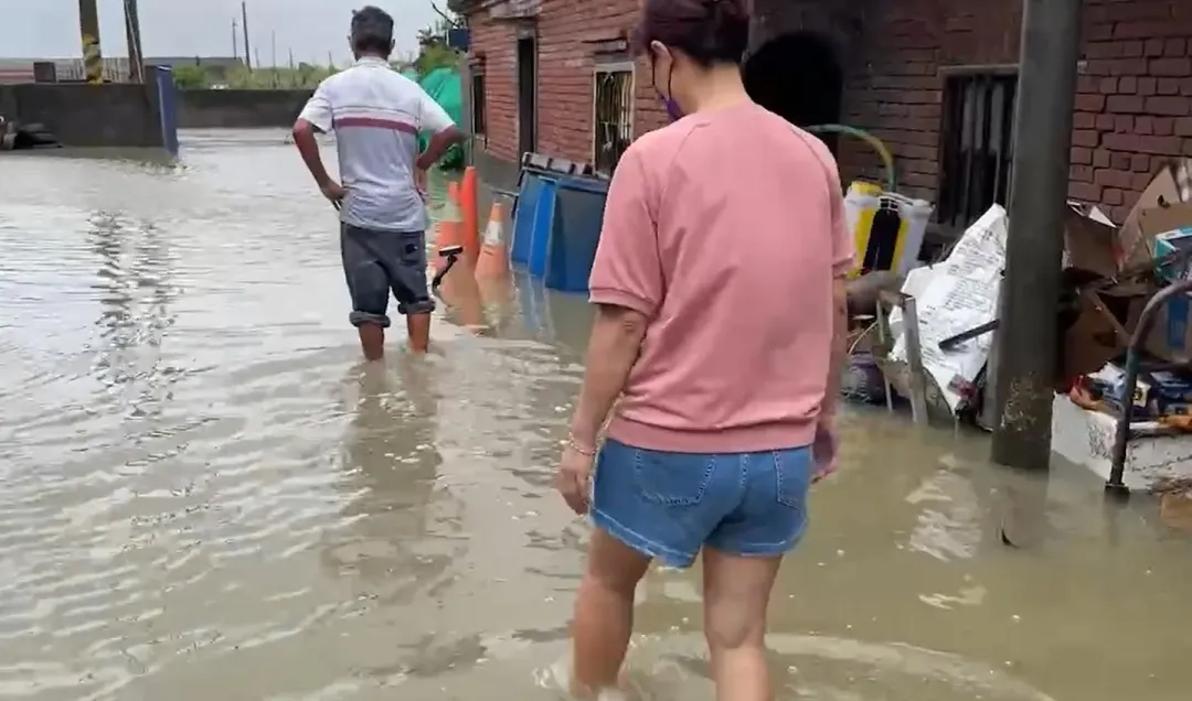 凱米颱風造成南台灣多地區淹水，皮膚泡到髒水則容易使細菌等微生物入侵身體，進一步引發蜂窩性組織炎等疾病。（圖／資料庫）