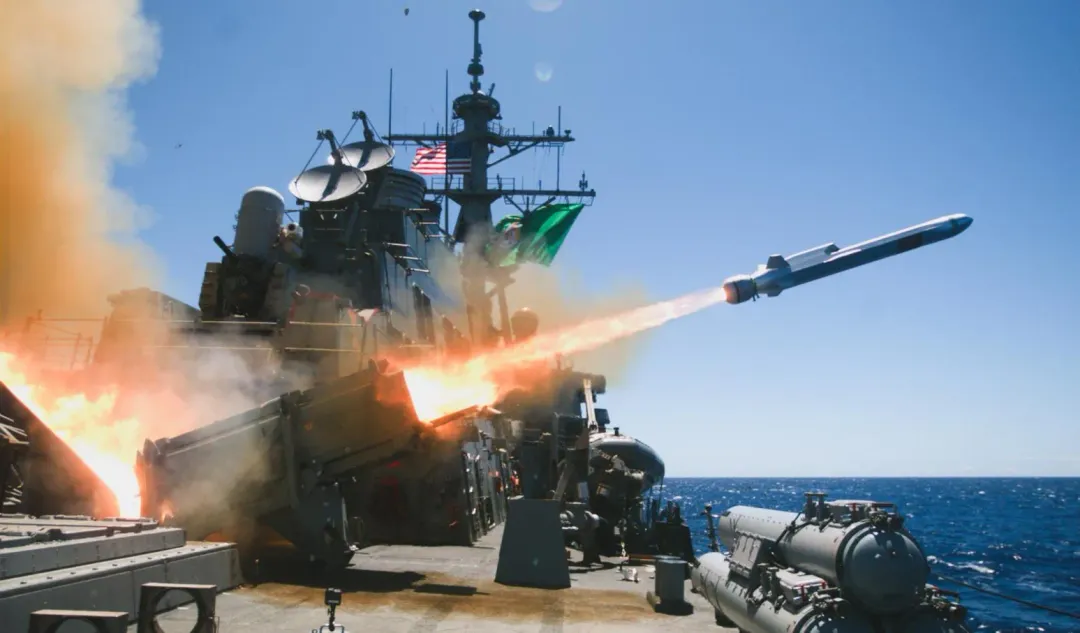 美海軍費茲傑羅號發射NSM飛彈。(圖/美國海軍)