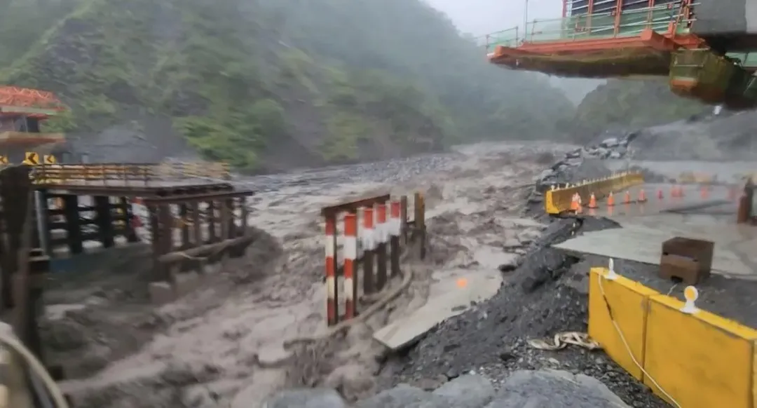 明霸克露橋遭土石掩埋,雙向無法通行。(圖/翻攝畫面)