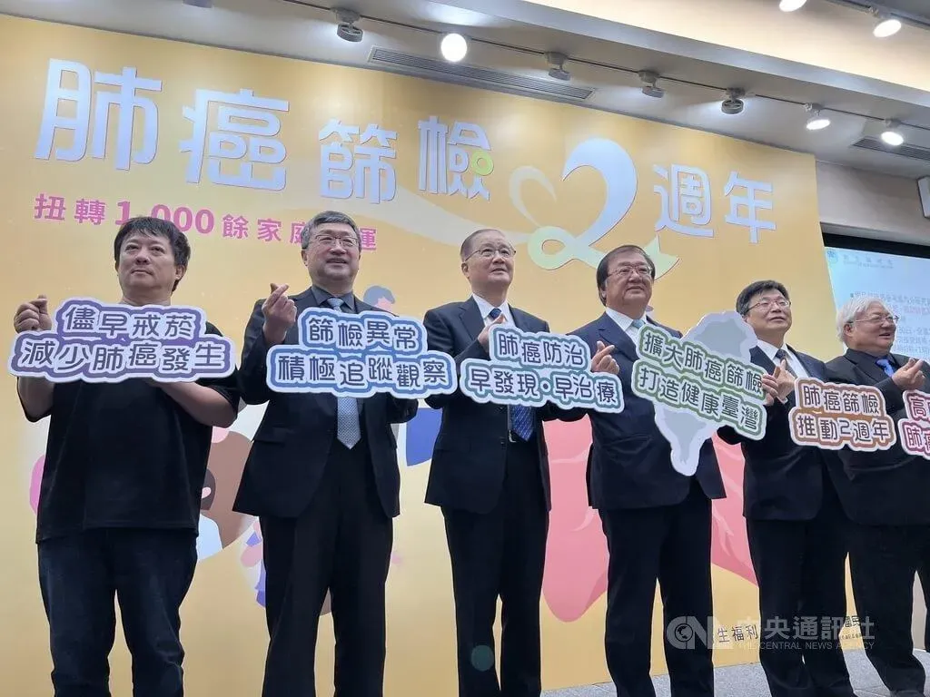 中央研究院院士楊泮池（左3）表示，鼓勵公費篩檢資格以民眾家族發病年齡為提供條件。衛福部長邱泰源（左4）並呼籲符合資格者積極參與。（圖／中央社）
