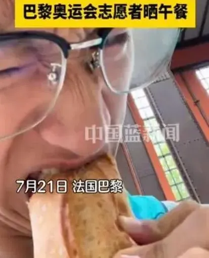 有奧運志工品嘗法國麵包，發現硬到咬不動。（圖／翻攝微博）