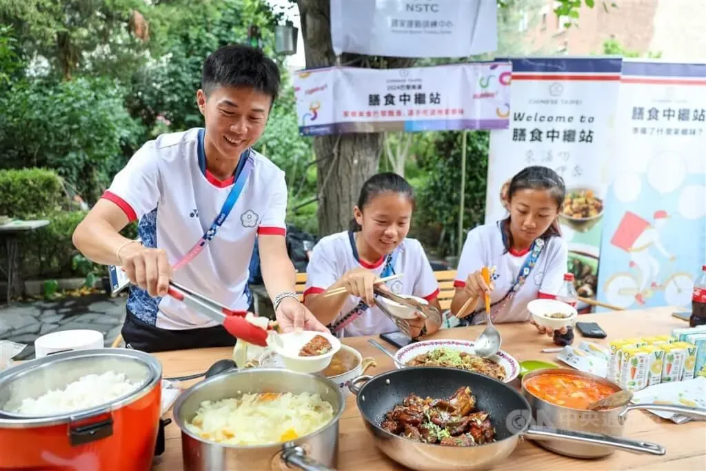 國手們個個吃得都超開心和滿足。(圖/中央社)