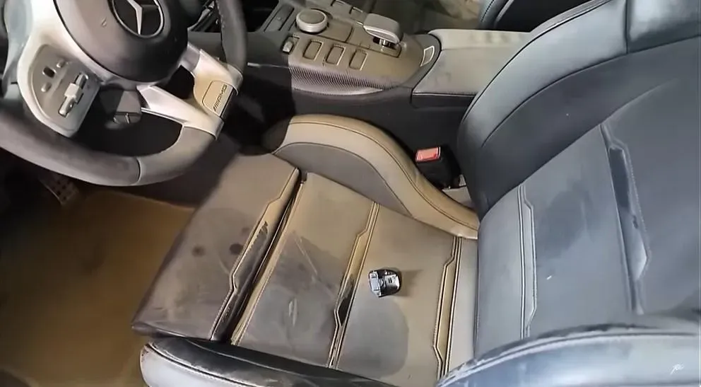 車內發出陣陣惡臭。（圖／Ru儒哥YT）