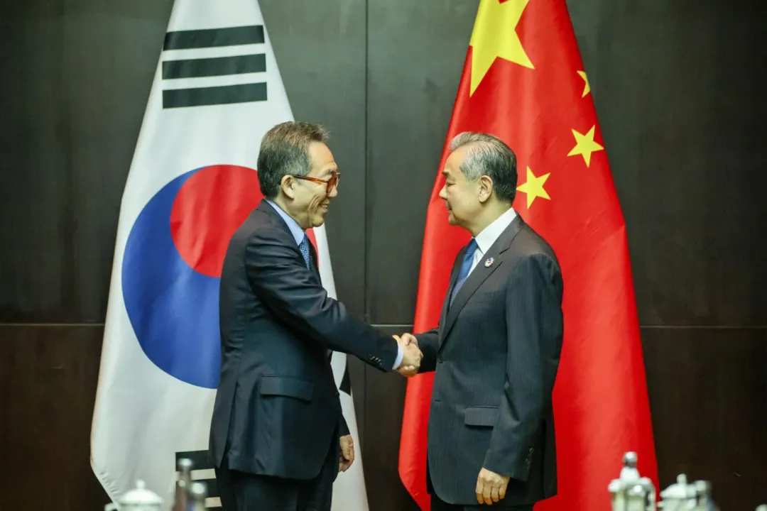 陸外長王毅（右）與韓國外長趙兌烈（左）舉行雙邊會談。（圖／新華社）