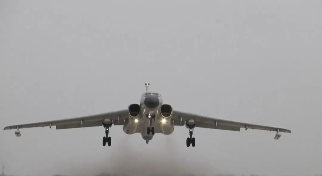 2架長程轟炸機轟-6出現在黃岩島空域。（資料照／央視）