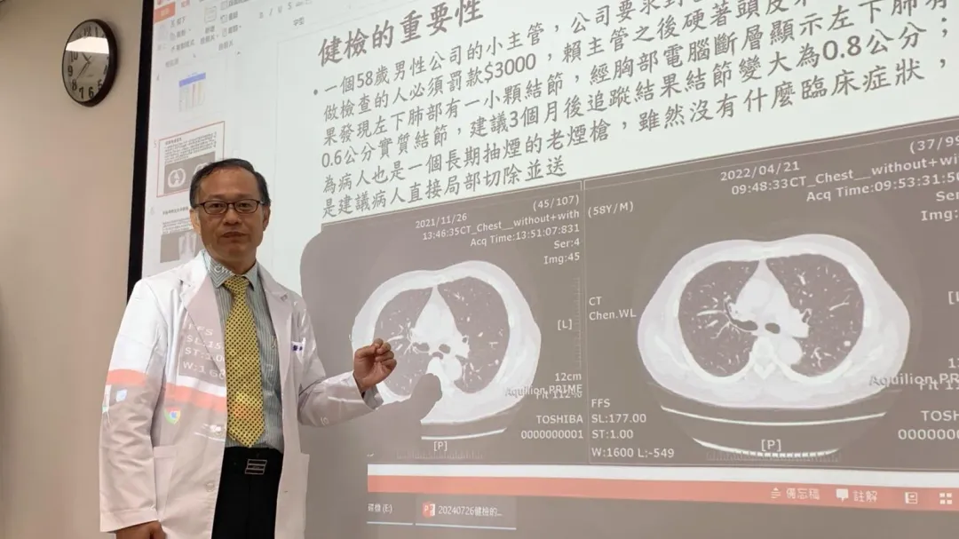 臺中醫院顧問醫師博士鐘威昇（左）跟患者賴先生（右）說明肺腺癌治療過程。（圖／臺中醫院提供）