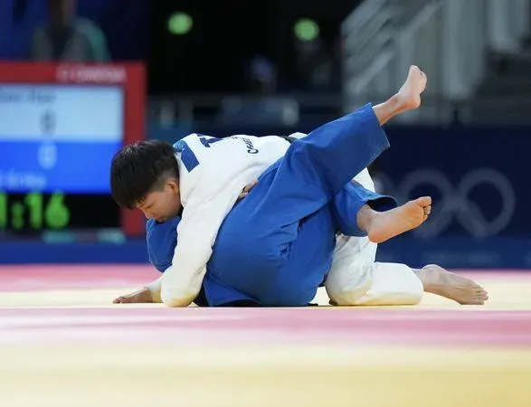 林真豪（白衣者）壓制對手。（圖／中華奧會提供）