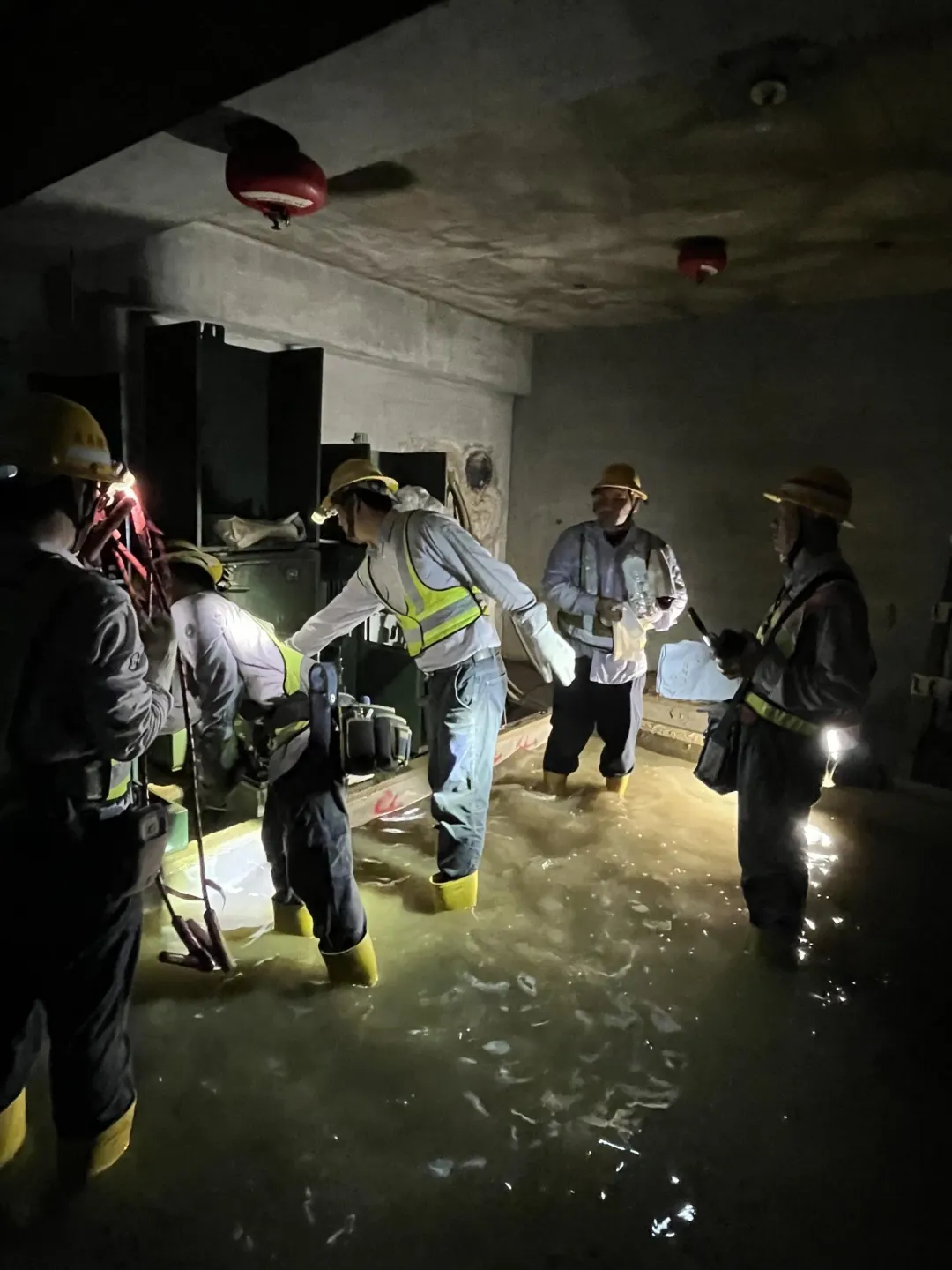 若變壓器、開關設備或用戶電表受損，都需一一進行更換，台電將全力搶修也盼民眾體諒。（圖／台電提供）