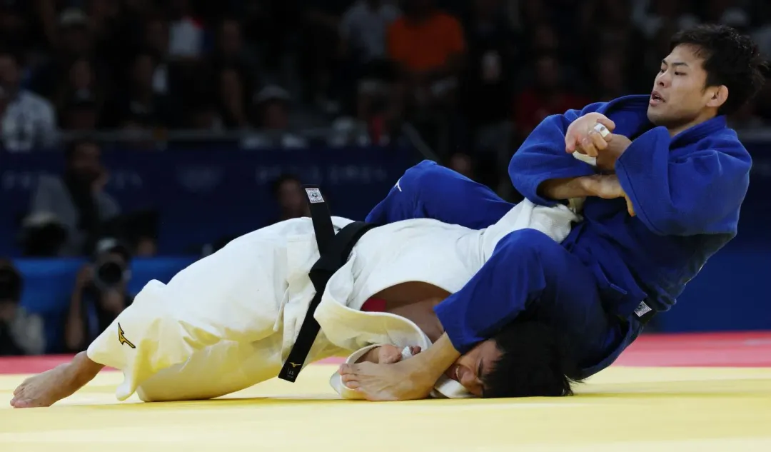 永山龍樹(藍衣)在關鍵時刻搶先奪得半勝。(圖/路透社)