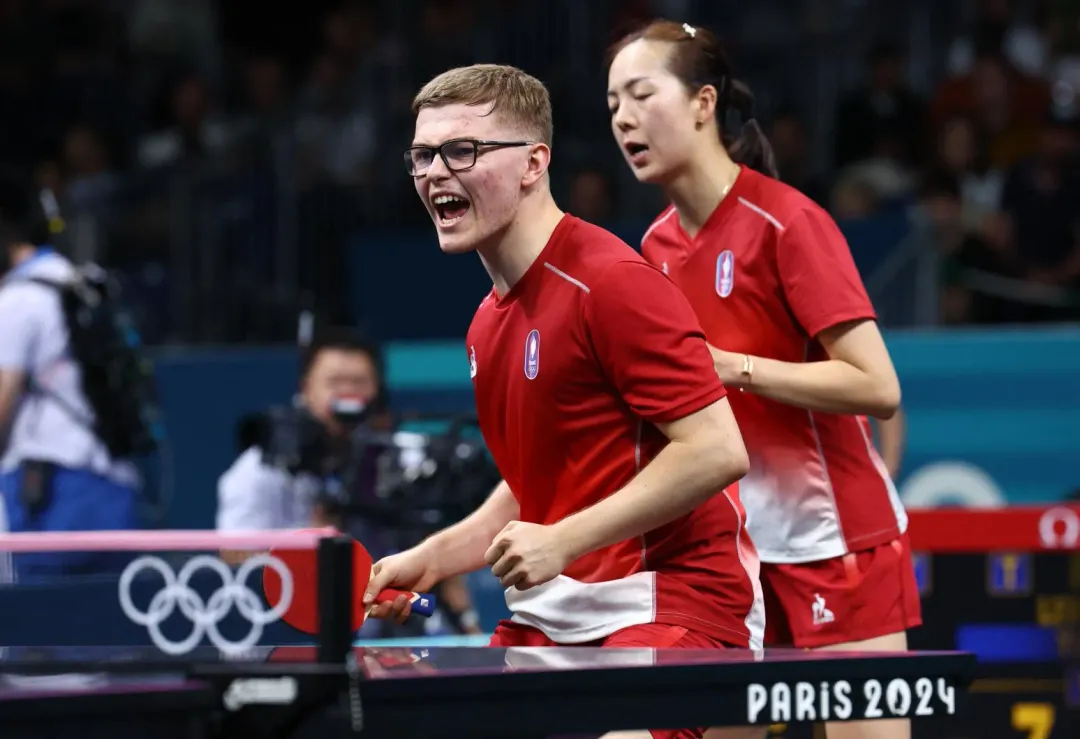 法國隊選手勒布朗（左）、袁嘉楠在桌球混雙16強賽費力追趕分數仍惜敗。（圖／路透社）