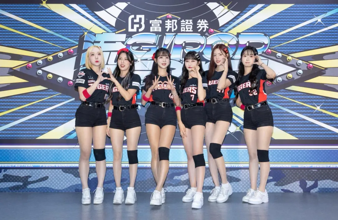 因「三振舞」爆紅的女神李珠珢（右1）被大巨蛋規格與設施給驚艷到了。（圖／翻攝自富邦悍將臉書）