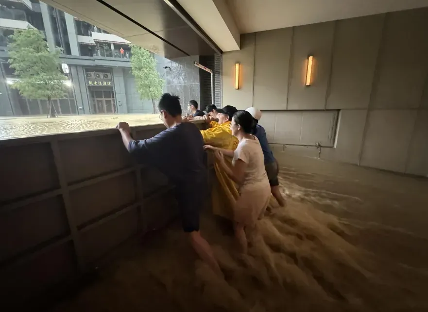 左營桃子園路新建大樓淹水。(圖/翻攝自記者爆料網)