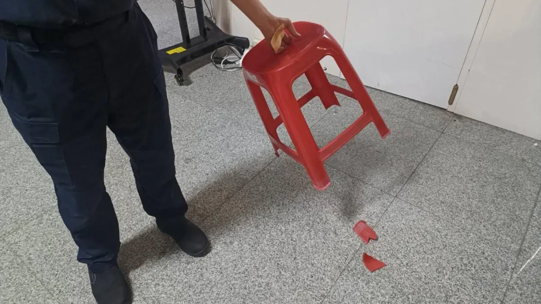 一名男性旅客將塑膠椅當成凶器攻擊地勤。（圖／翻攝畫面）