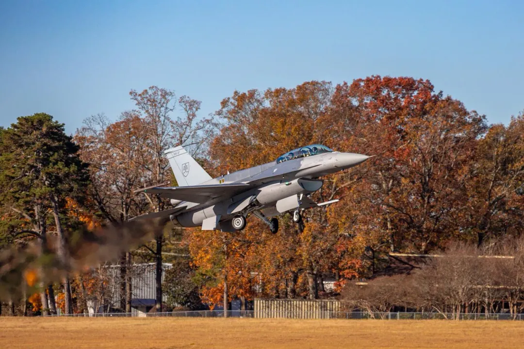 斯洛伐克首架F-16D Block70戰機第一次試飛。(圖/洛馬公司)