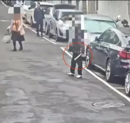 廖男手上還拿著扳手想傷害林男。（圖／翻攝畫面）