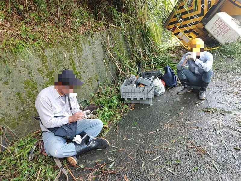 車上2名施工人員無恙,在警方趕抵前已先行脫困。(圖/翻攝畫面)