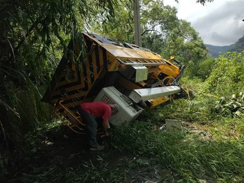 台電工程車前往嘉義阿里山鄉搶修,期間疑因陡坡路面、車輛打滑導致翻覆。(圖/翻攝畫面)