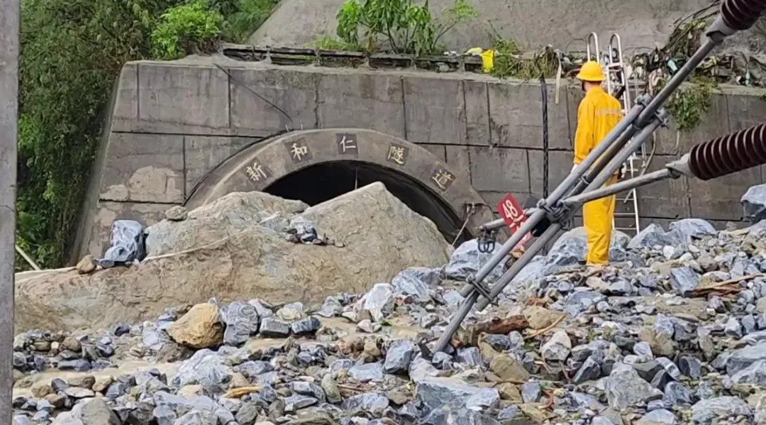 新和仁隧道遭土石封閉。(圖/中天新聞)