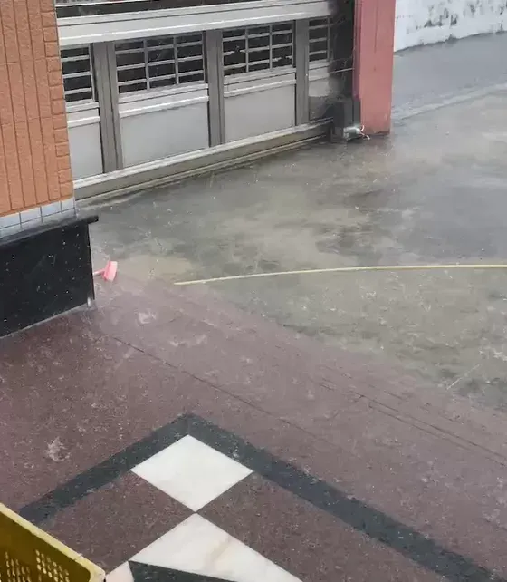 溪州鄉下午下起大雨,期間下起冰雹大小如石塊。(圖/中天新聞)