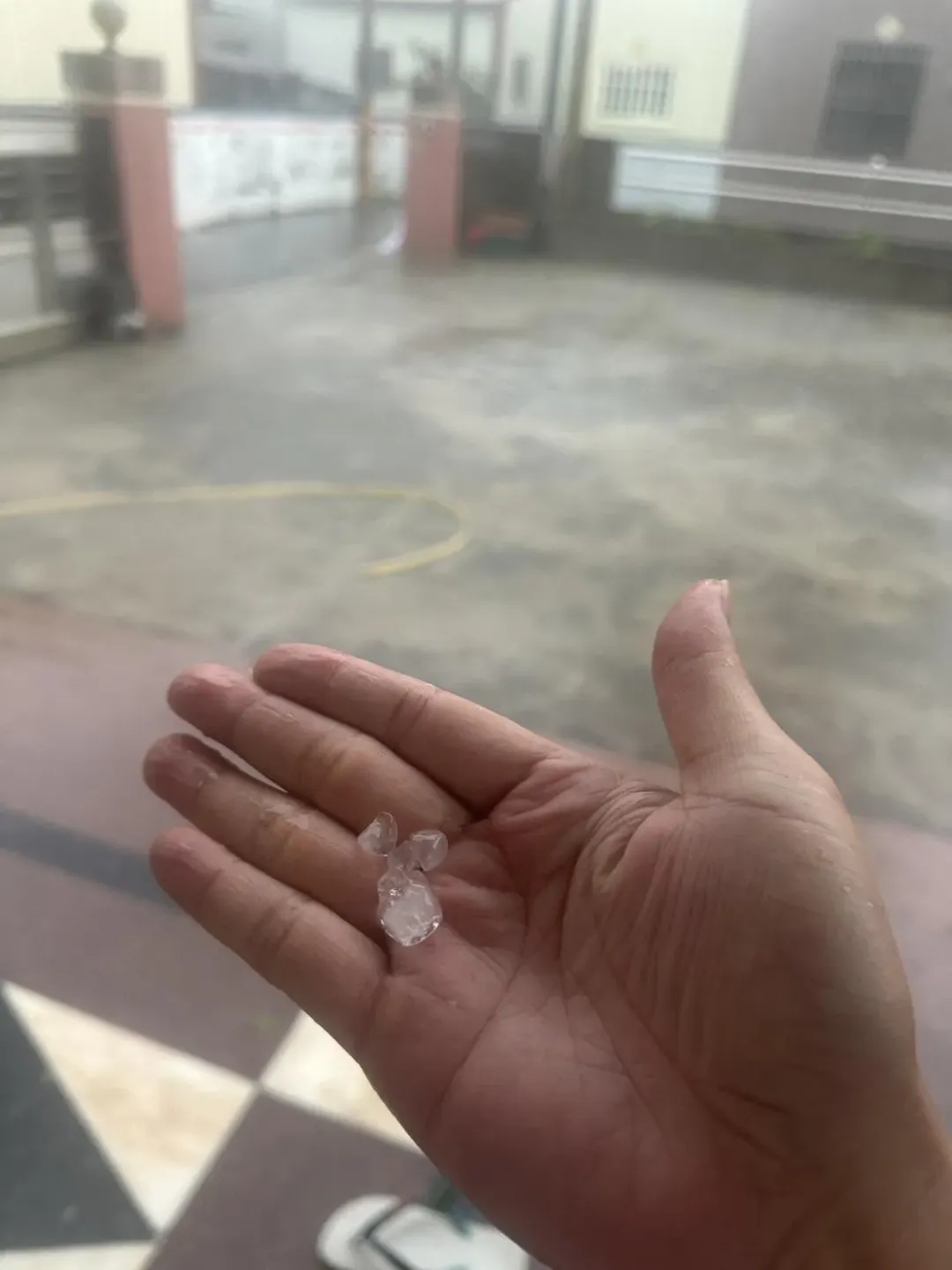 彰化縣溪州鄉28日下午不僅下起大雨,還下了幾分鐘冰雹。(圖/中天新聞)