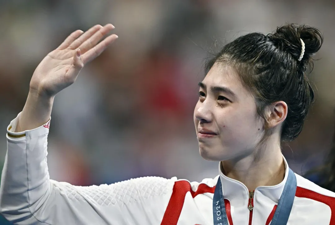 7月29日，張雨霏在女子100公尺蝶泳摘銅，賽後向觀眾致意流下眼淚。（圖／新華社）