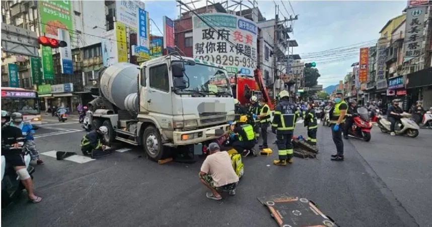 五股驚險一瞬,水泥車擦撞機車女騎士倒臥車底,救出送醫後無大礙。(圖/翻攝畫面)