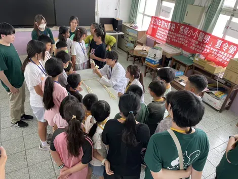 馬偕醫學院學生們帶領國小學員們學習醫學常識，大家熱烈參與。（圖／馬偕醫學院提供）