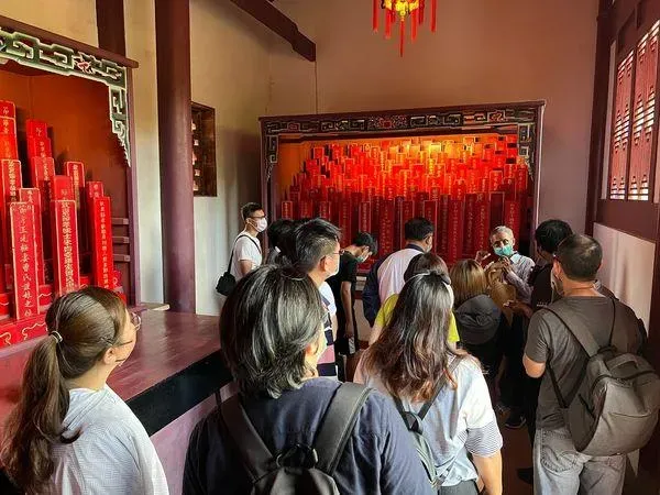 遊客在導覽人員的解說和帶領下,前往台南孔廟節孝祠堂尋訪陳守娘牌位。(圖/台南市政府提供)