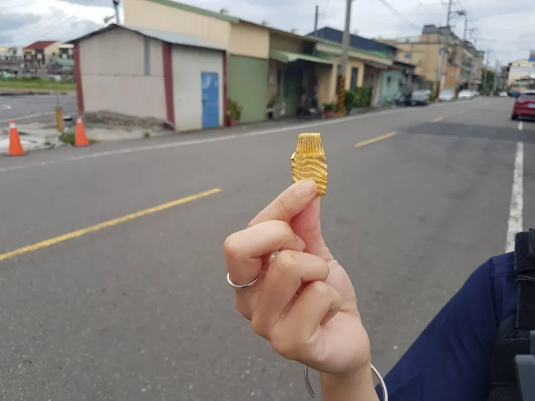 手上重達8錢（7.2萬元）的金戒指不明原因掉落遺失。（圖／民雄分局提供）