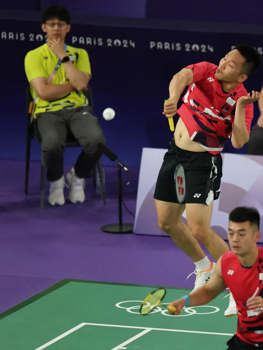 李洋（左）和王齊麟開局拿下首勝，以2局勝拿下小組賽3連勝。（圖／路透社）
